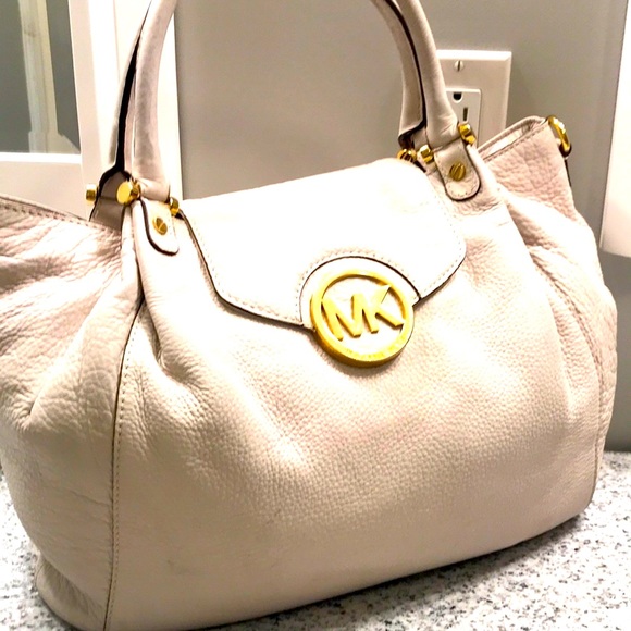 Michael Kors Handbags - Michael Kors Pebbled Leather AV-1110 Shoulder Bag